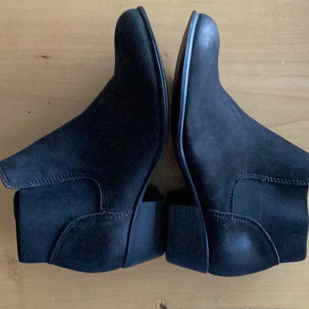 STEVE MADDEN BLACK ANKLE BOOTS-Like new condition. These fit like a size 6.